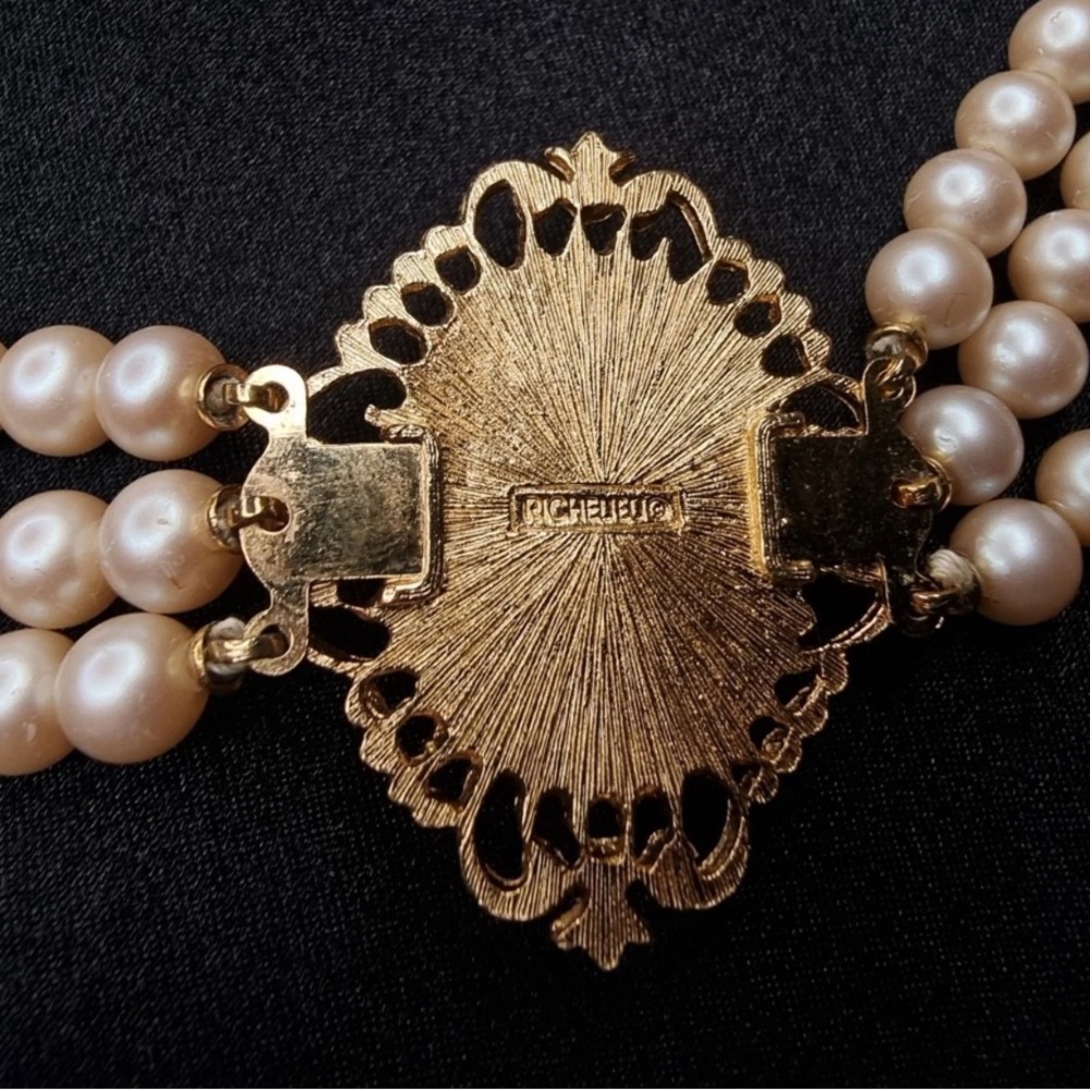 "Signed Richfield choker - three strands of creamy faux pearls, - Picture 2 of 7